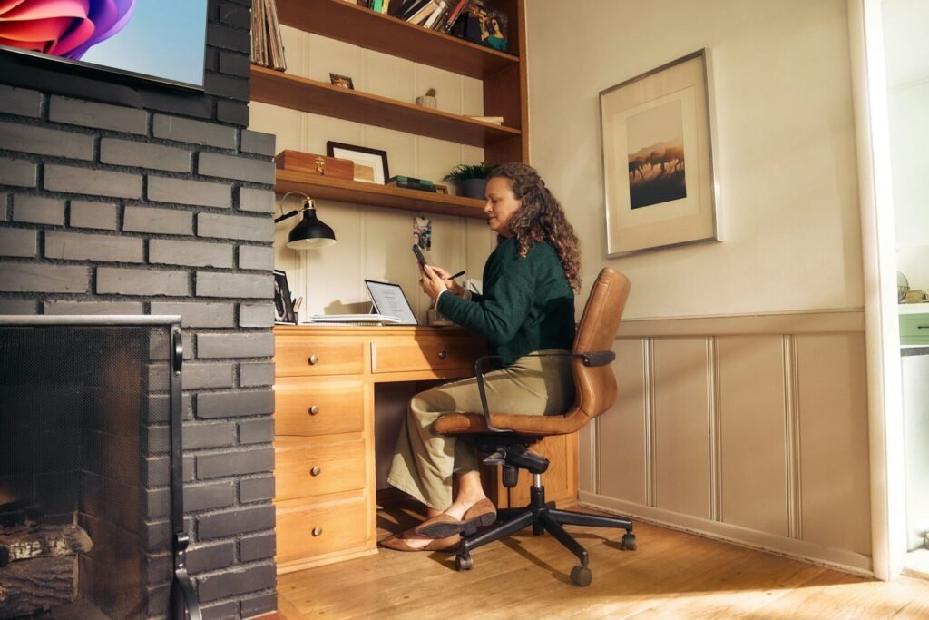 The Hybrid Model: The Best of Both Worlds?- work from or office 